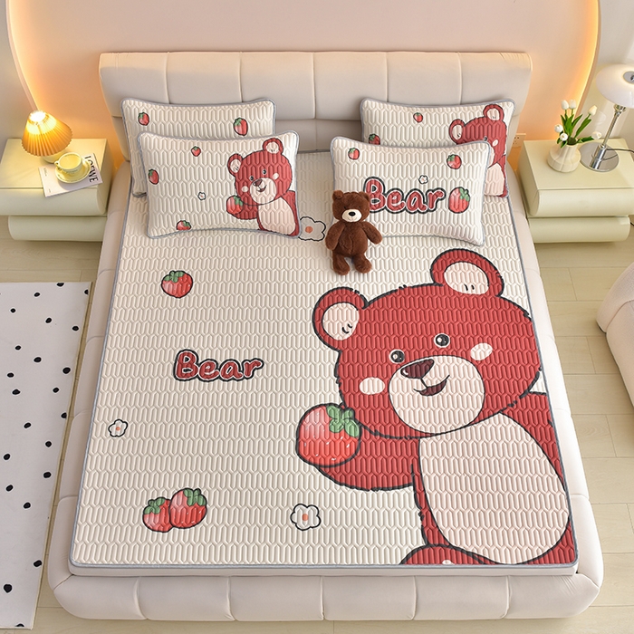 91家纺网 家纺一手货源 找家纺 炫拼家纺 2026新款凉感丝大版卡通乳胶凉席三件套 草莓园小熊