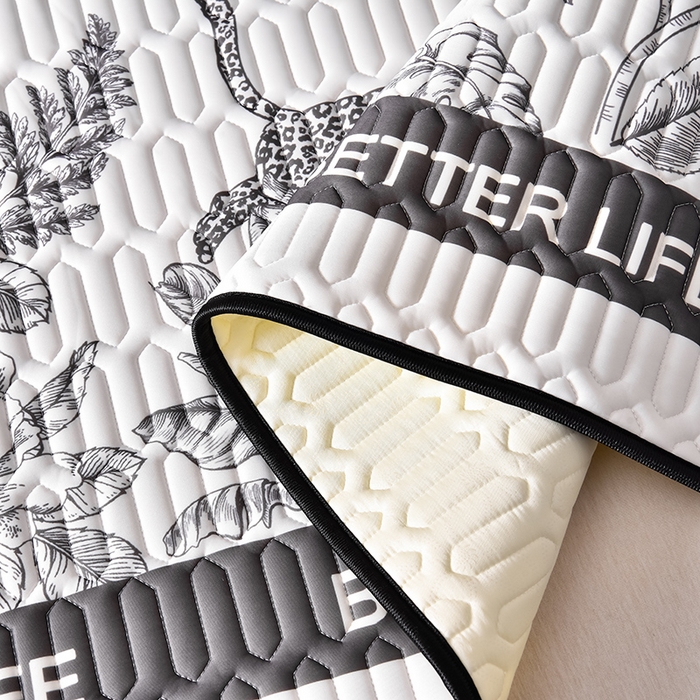 91家纺网 家纺一手货源 找家纺 炫拼家纺 2026新款凉感丝大版卡通乳胶凉席三件套 从林豹-灰