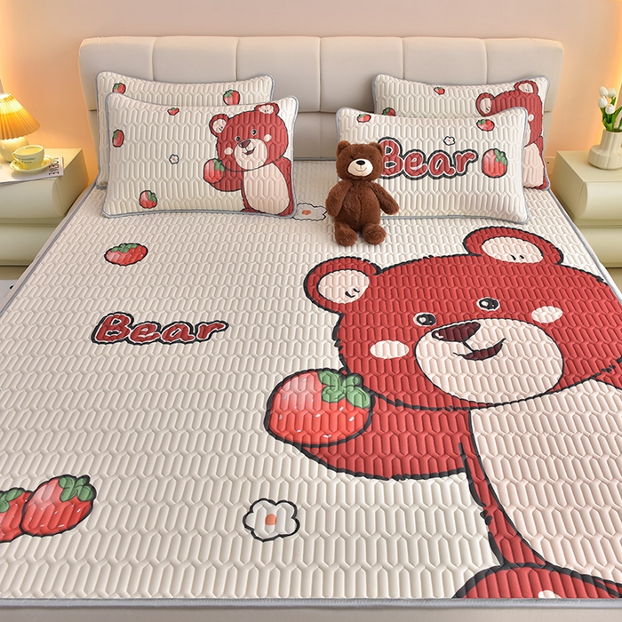 91家纺网 家纺一手货源 找家纺 炫拼家纺 2026新款凉感丝大版卡通乳胶凉席三件套 草莓园小熊