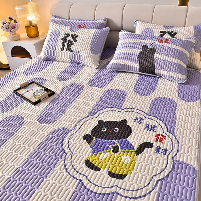 91家纺网 家纺一手货源 找家纺 炫拼家纺 2026新款凉感丝大版卡通乳胶凉席三件套 指腚发财