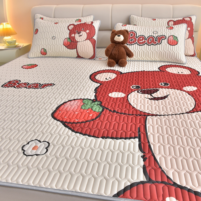 91家纺网 家纺一手货源 找家纺 炫拼家纺 2026新款凉感丝大版卡通乳胶凉席三件套 草莓园小熊