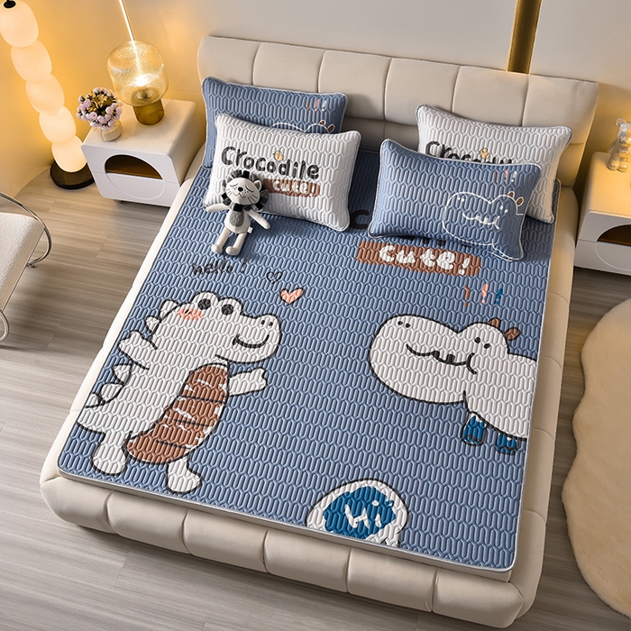 91家纺网 家纺一手货源 找家纺 炫拼家纺 2026新款凉感丝大版卡通乳胶凉席三件套 好朋友