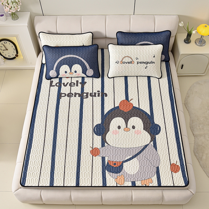 91家纺网 家纺一手货源 找家纺 炫拼家纺 2026新款凉感丝大版卡通乳胶凉席三件套 休闲企鹅