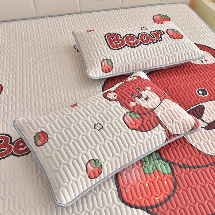 91家纺网 家纺一手货源 找家纺 炫拼家纺 2026新款凉感丝大版卡通乳胶凉席三件套 草莓园小熊