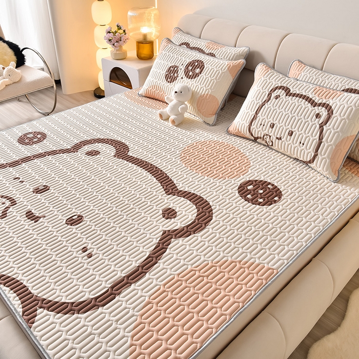 91家纺网 家纺一手货源 找家纺 炫拼家纺 2026新款凉感丝大版卡通乳胶凉席三件套 美拉德熊