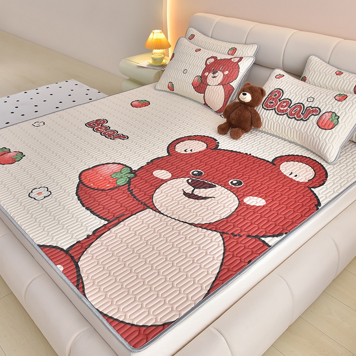 91家纺网 家纺一手货源 找家纺 炫拼家纺 2026新款凉感丝大版卡通乳胶凉席三件套 草莓园小熊