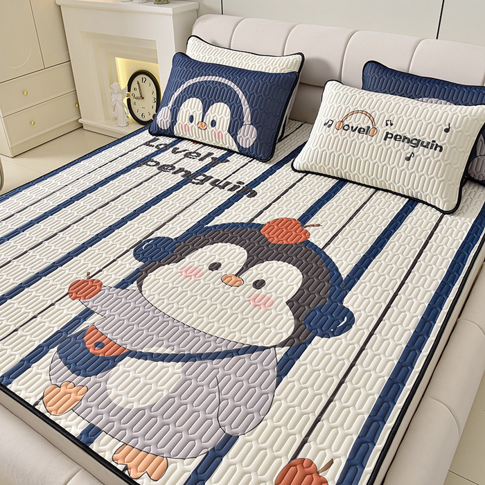 91家纺网 家纺一手货源 找家纺 炫拼家纺 2026新款凉感丝大版卡通乳胶凉席三件套 休闲企鹅