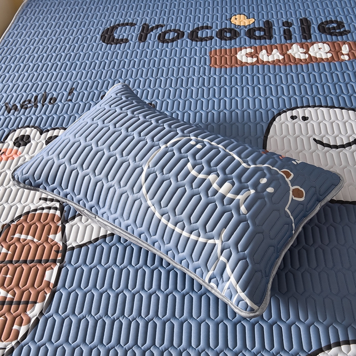 91家纺网 家纺一手货源 找家纺 炫拼家纺 2026新款凉感丝大版卡通乳胶凉席三件套 好朋友