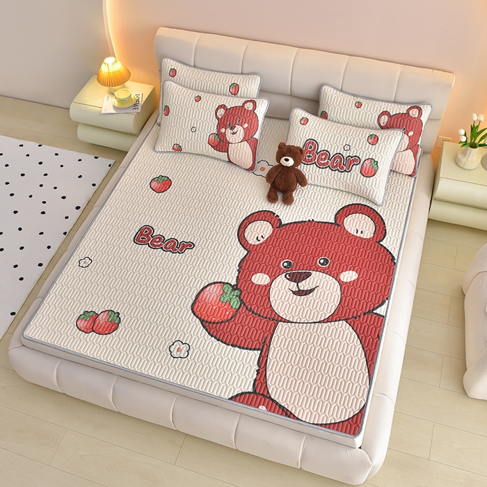 91家纺网 家纺一手货源 找家纺 炫拼家纺 2026新款凉感丝大版卡通乳胶凉席三件套 草莓园小熊