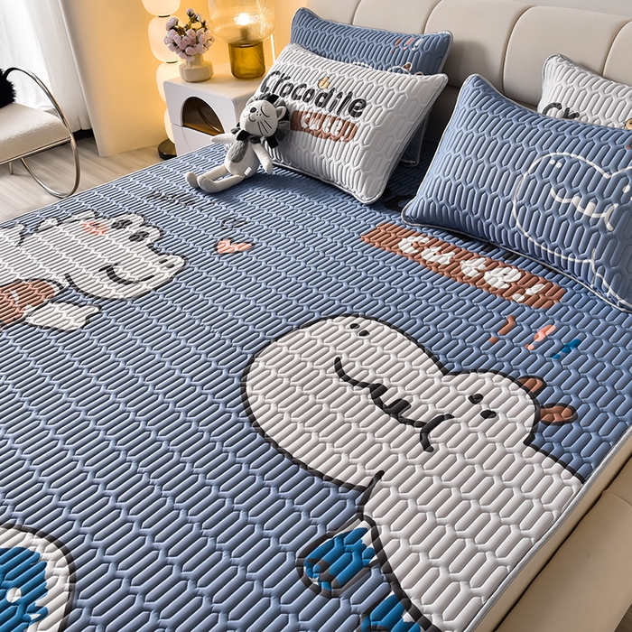 91家纺网 家纺一手货源 找家纺 炫拼家纺 2026新款凉感丝大版卡通乳胶凉席三件套 好朋友