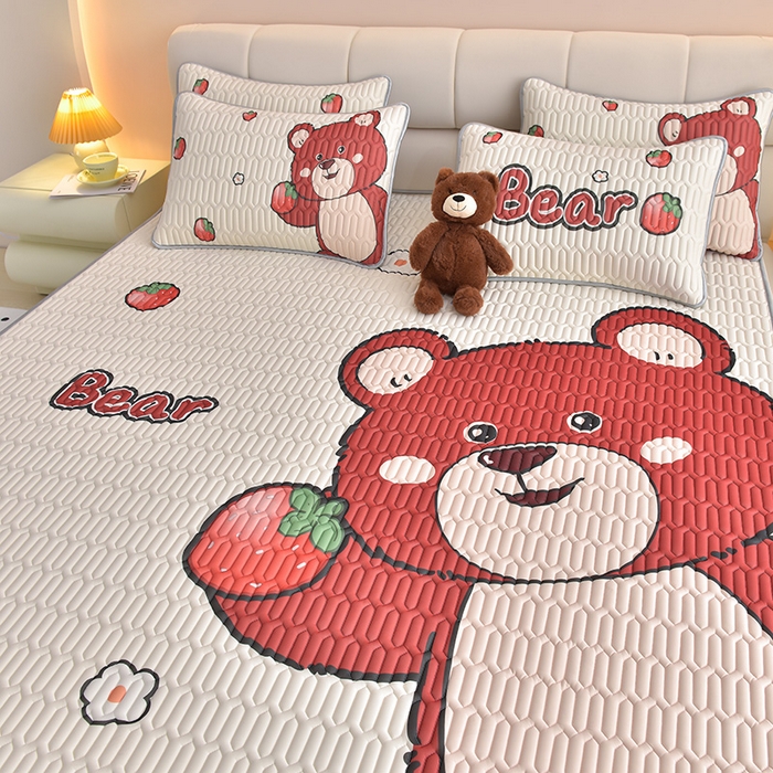 91家纺网 家纺一手货源 找家纺 炫拼家纺 2026新款凉感丝大版卡通乳胶凉席三件套 草莓园小熊