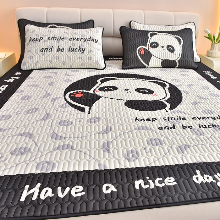 91家纺网 家纺一手货源 找家纺 炫拼家纺 2026新款凉感丝大版卡通乳胶凉席三件套 小熊猫