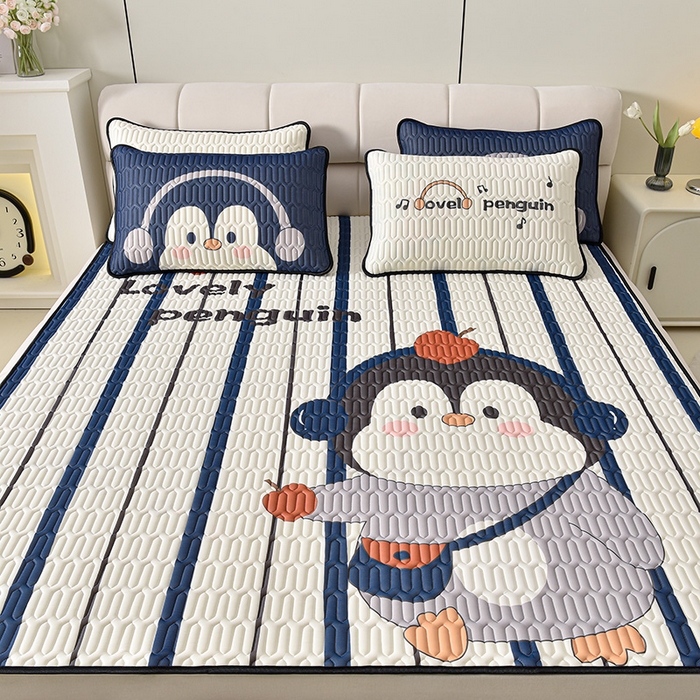91家纺网 家纺一手货源 找家纺 炫拼家纺 2026新款凉感丝大版卡通乳胶凉席三件套 休闲企鹅