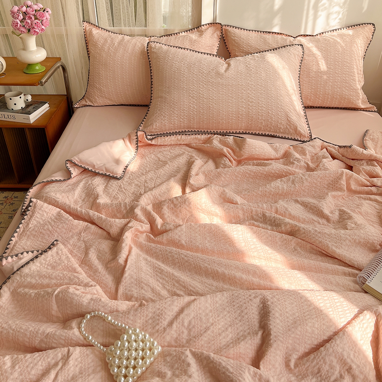 91家纺网 家纺一手货源 找家纺 一比一家纺 2026新款泡泡纱三角针夏被四件套--纯色系列 奶油粉