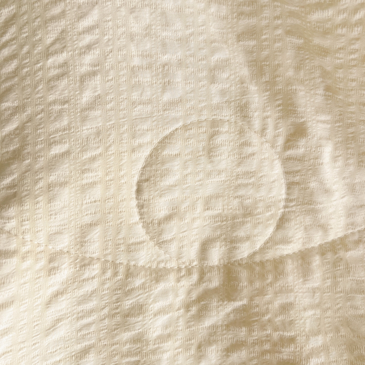 91家纺网 家纺一手货源 找家纺 一比一家纺 2026新款泡泡纱三角针夏被四件套--纯色系列 杏仁白