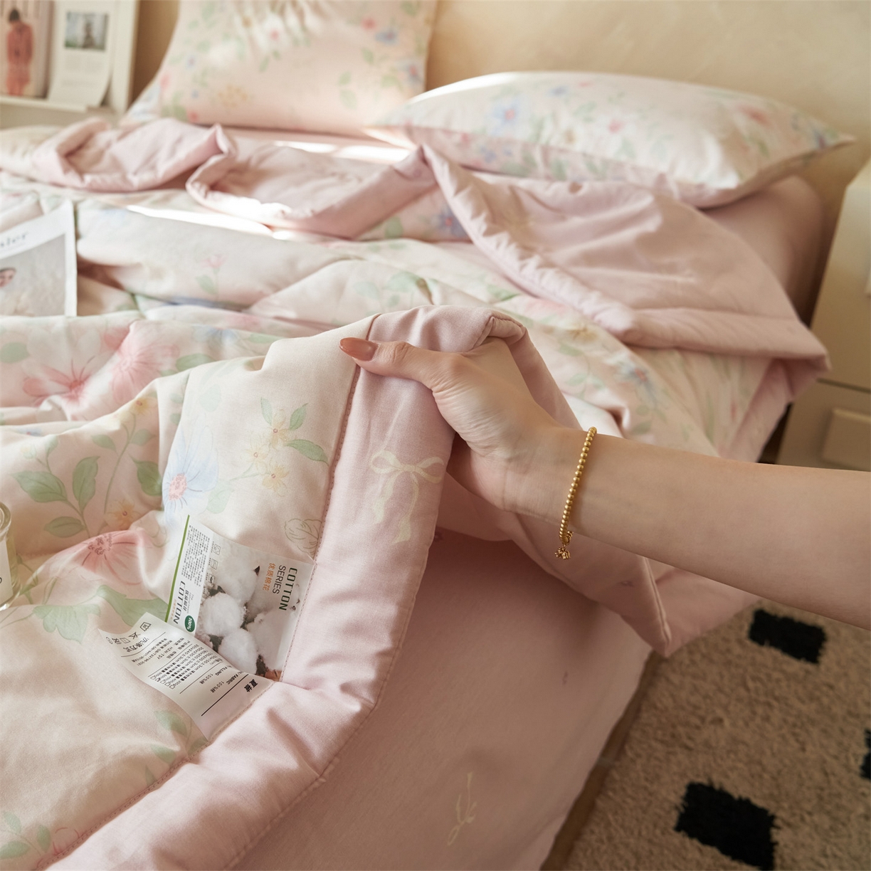 91家纺网 家纺一手货源 找家纺 恬思语家纺 2026春夏新款里外全棉印花棉花夏被空调被夏凉被夏被四件套 国色嫣然-粉