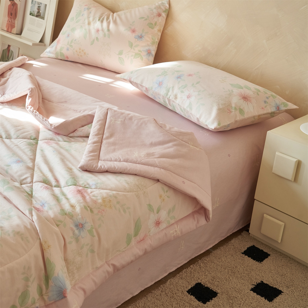 91家纺网 家纺一手货源 找家纺 恬思语家纺 2026春夏新款里外全棉印花棉花夏被空调被夏凉被夏被四件套 国色嫣然-粉