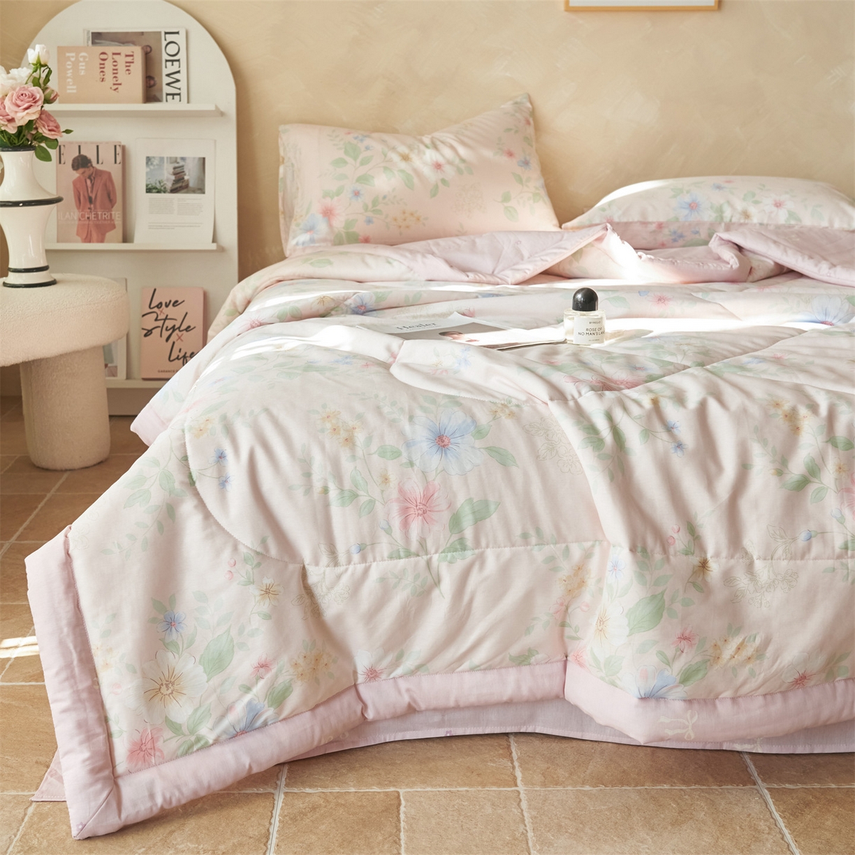 91家纺网 家纺一手货源 找家纺 恬思语家纺 2026春夏新款里外全棉印花棉花夏被空调被夏凉被夏被四件套 国色嫣然-粉