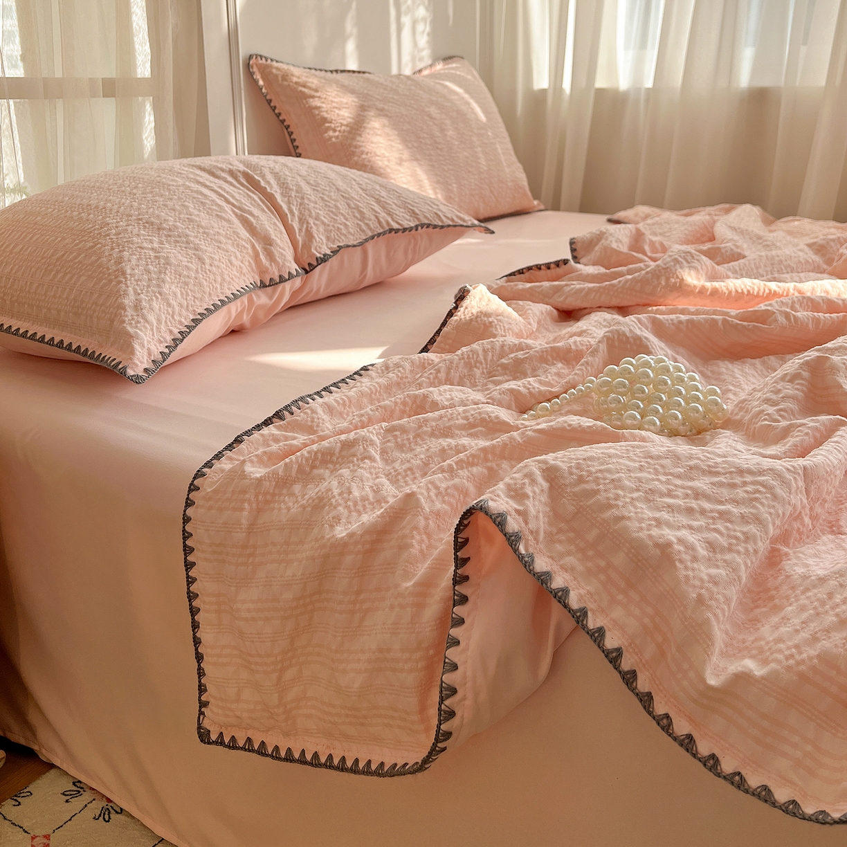 91家纺网 家纺一手货源 找家纺 一比一家纺 2026新款泡泡纱三角针夏被四件套--纯色系列 奶油粉