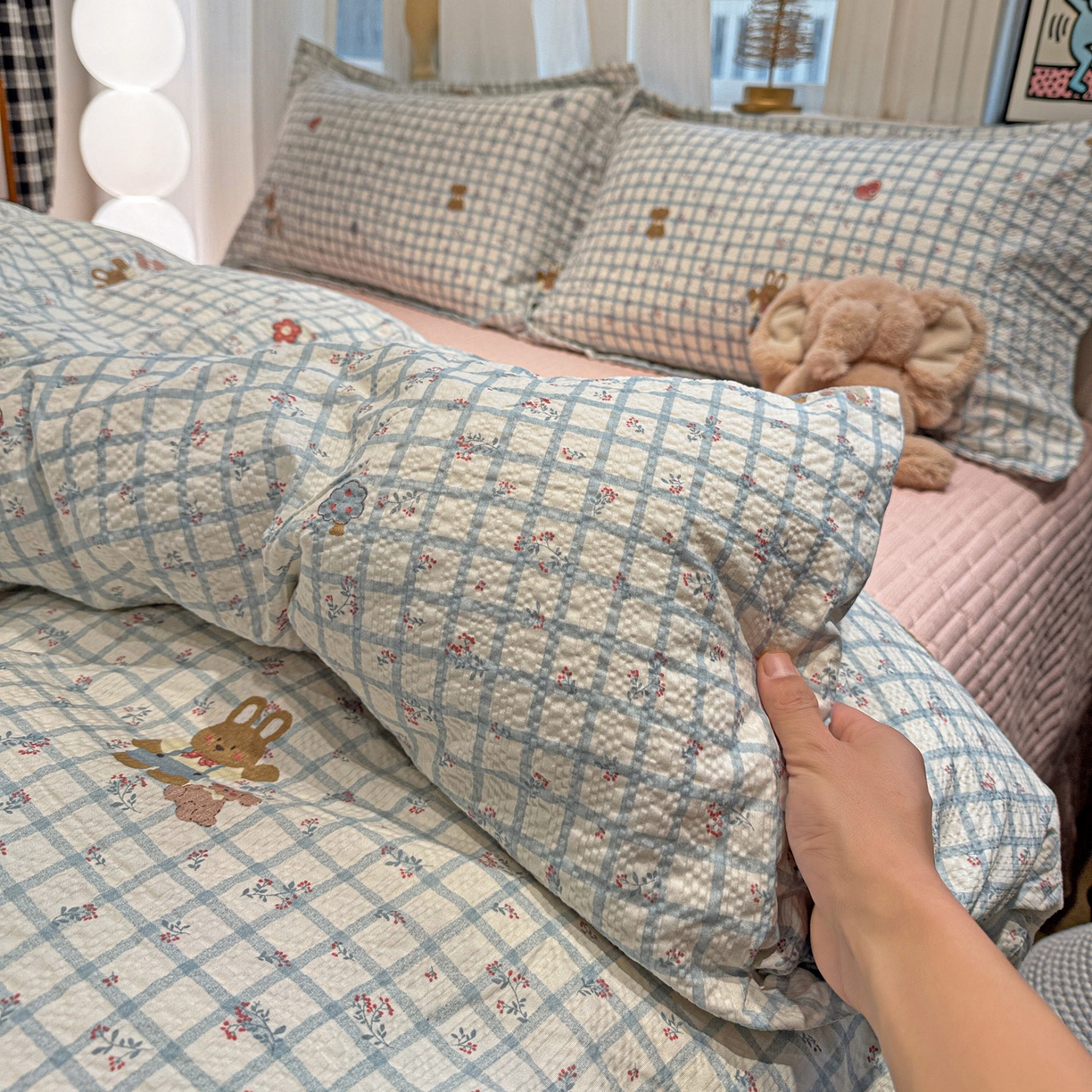 91家纺网 家纺一手货源 找家纺 富米莱（原臻工厂） 2026新款云感泡芙棉小清新印花简约床盖床裙四件套一小红书推荐 简约-春日小熊