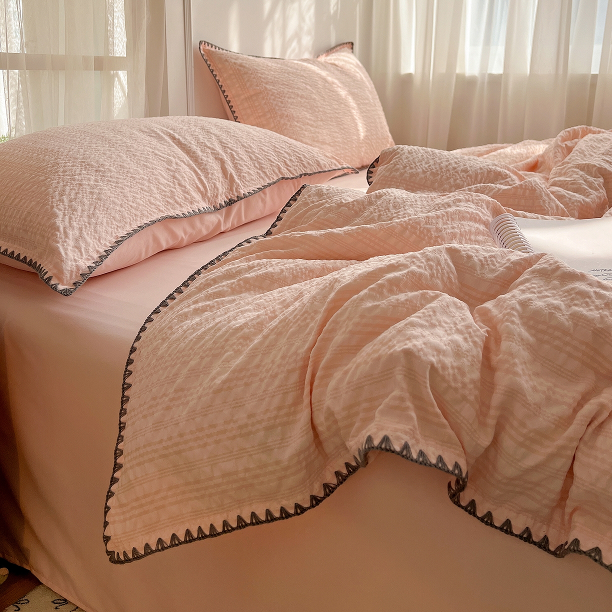 91家纺网 家纺一手货源 找家纺 一比一家纺 2026新款泡泡纱三角针四件套--纯色系列 奶油粉