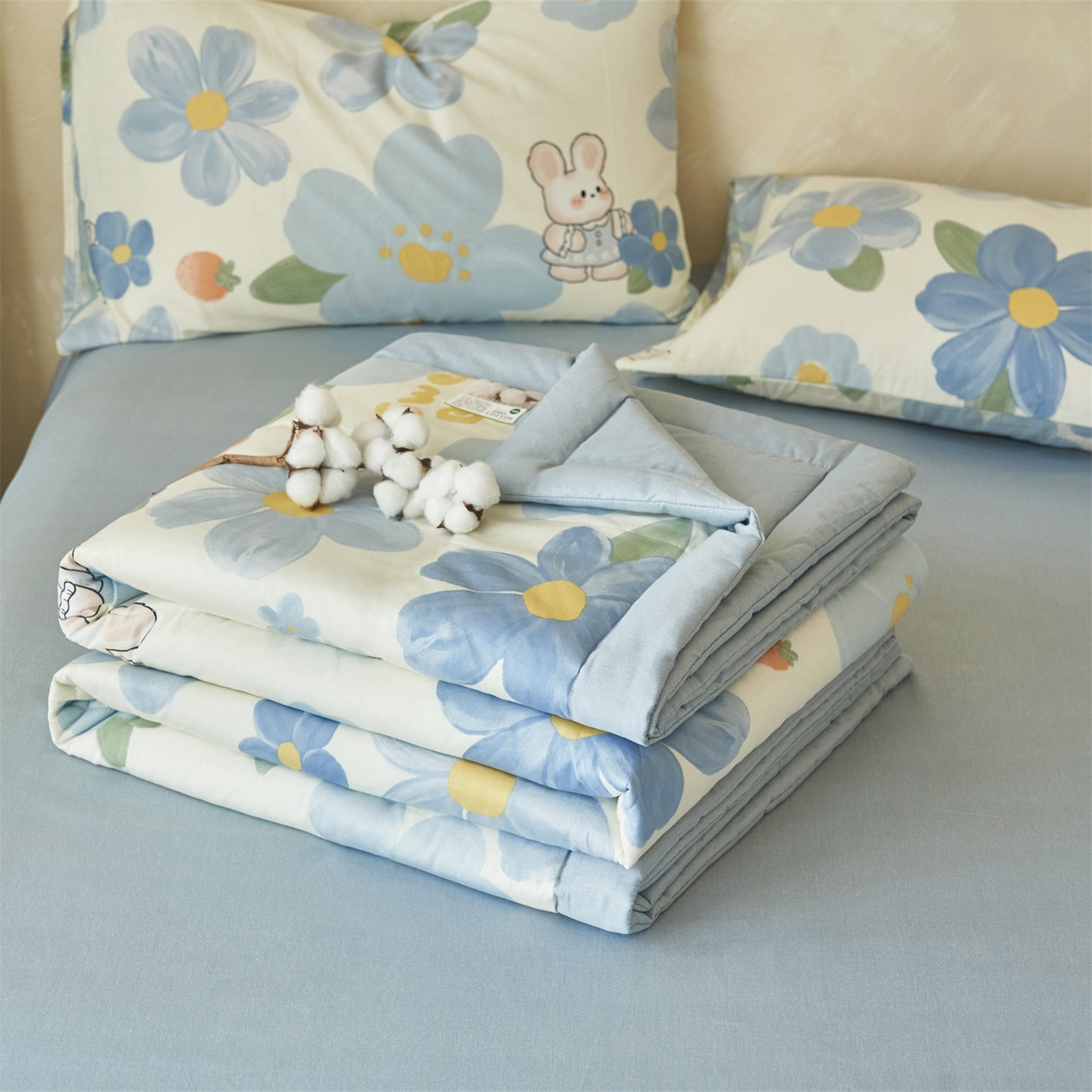 91家纺网 家纺一手货源 找家纺 恬思语家纺 2026春夏新款里外全棉印花棉花夏被空调被夏凉被夏被四件套 花涧小兔-蓝