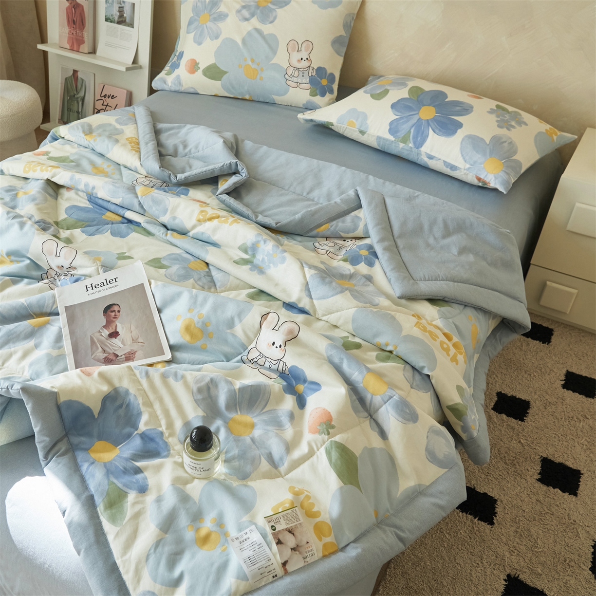 91家纺网 家纺一手货源 找家纺 恬思语家纺 2026春夏新款里外全棉印花棉花夏被空调被夏凉被夏被四件套 花涧小兔-蓝