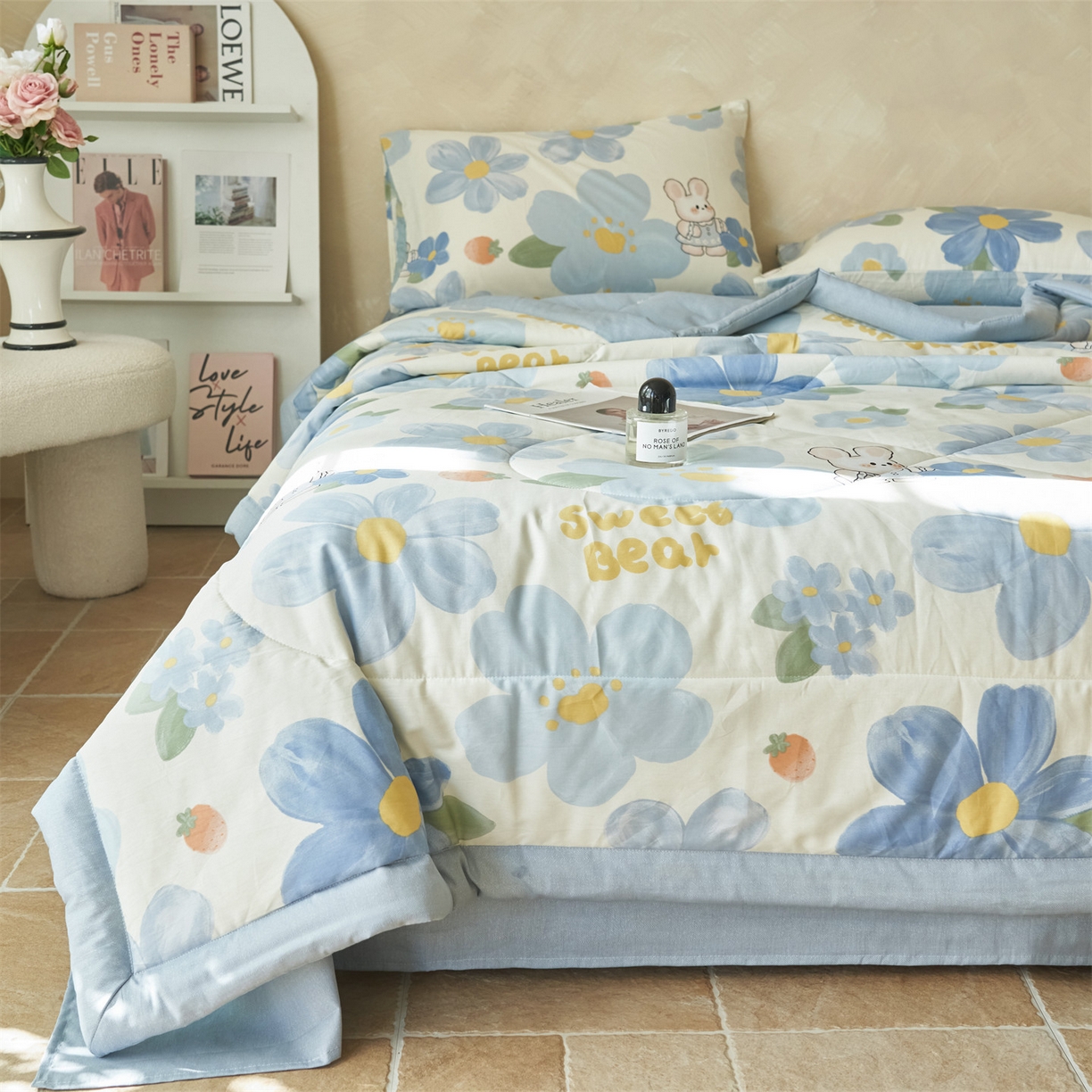 91家纺网 家纺一手货源 找家纺 恬思语家纺 2026春夏新款里外全棉印花棉花夏被空调被夏凉被夏被四件套 花涧小兔-蓝