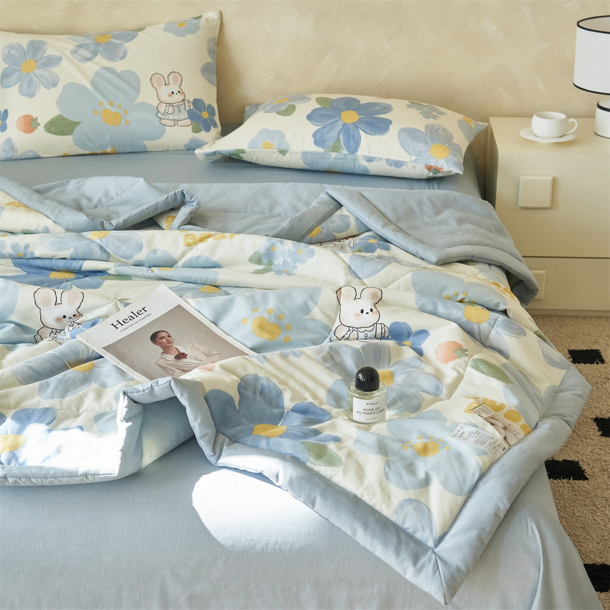 91家纺网 家纺一手货源 找家纺 恬思语家纺 2026春夏新款里外全棉印花棉花夏被空调被夏凉被夏被四件套 花涧小兔-蓝