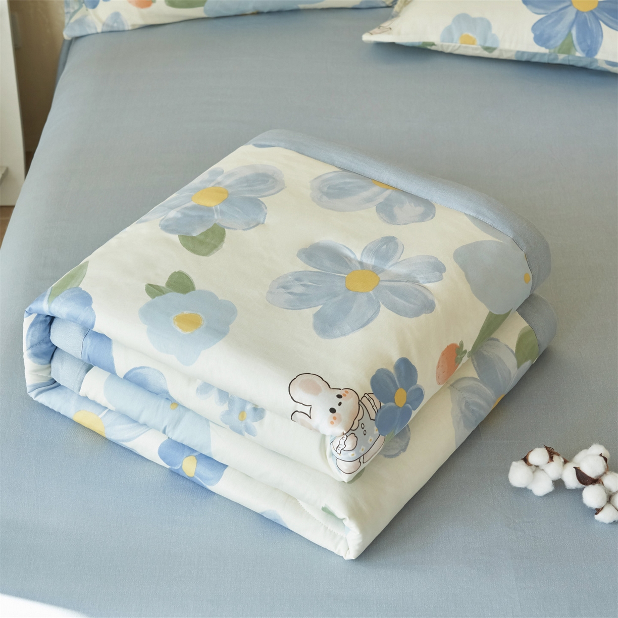 91家纺网 家纺一手货源 找家纺 恬思语家纺 2026春夏新款里外全棉印花棉花夏被空调被夏凉被夏被四件套 花涧小兔-蓝