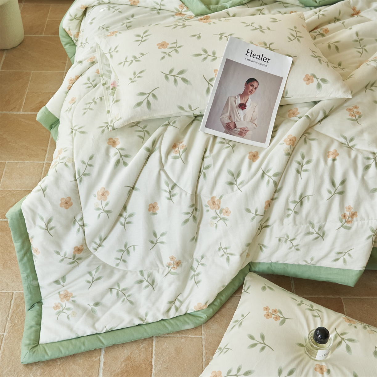 91家纺网 家纺一手货源 找家纺 恬思语家纺 2026春夏新款里外全棉印花棉花夏被空调被夏凉被夏被四件套 花叶青风