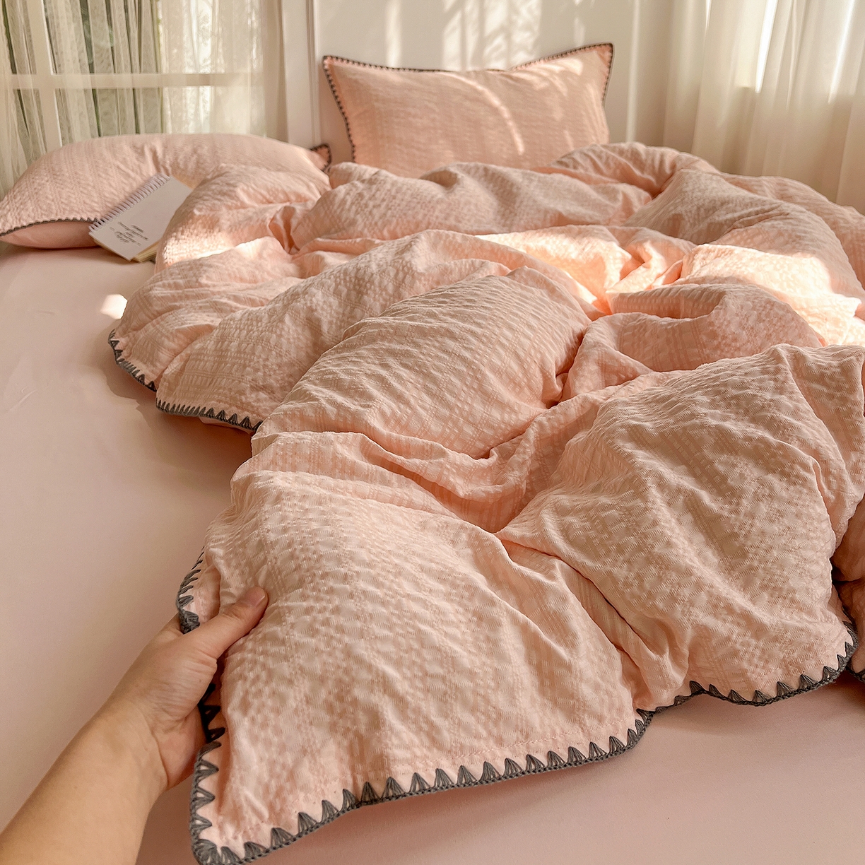 91家纺网 家纺一手货源 找家纺 （总）一比一家纺 2026新款泡泡纱三角针四件套--纯色系列