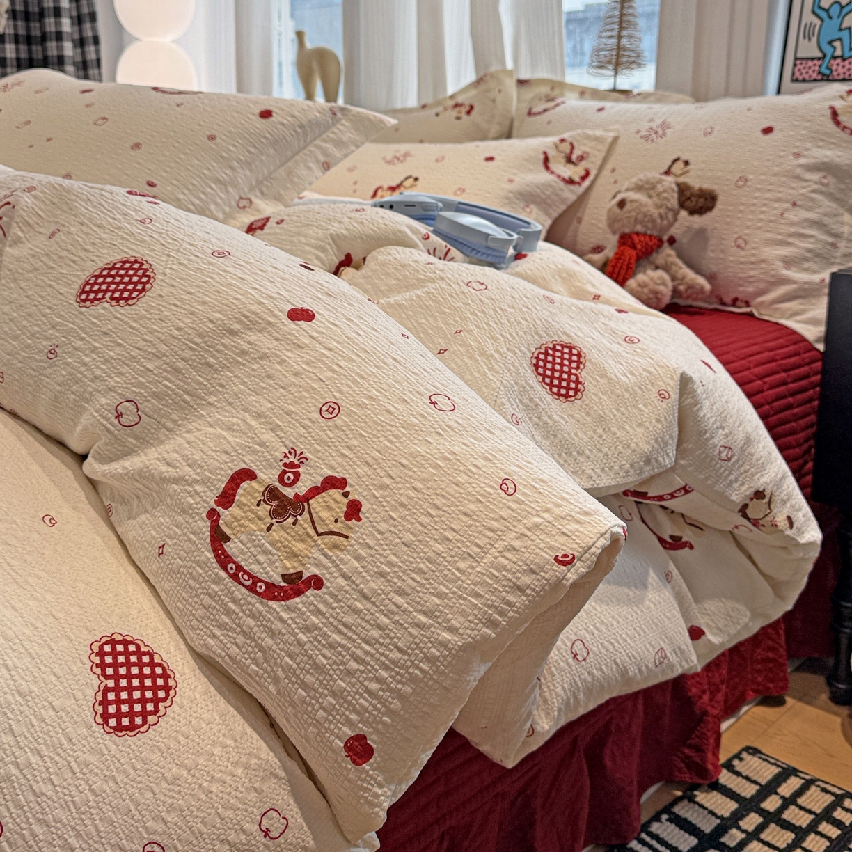 91家纺网 家纺一手货源 找家纺 富米莱（原臻工厂） 2026新款云感泡芙棉小清新印花简约床盖床裙四件套一小红书推荐 简约-红色小马
