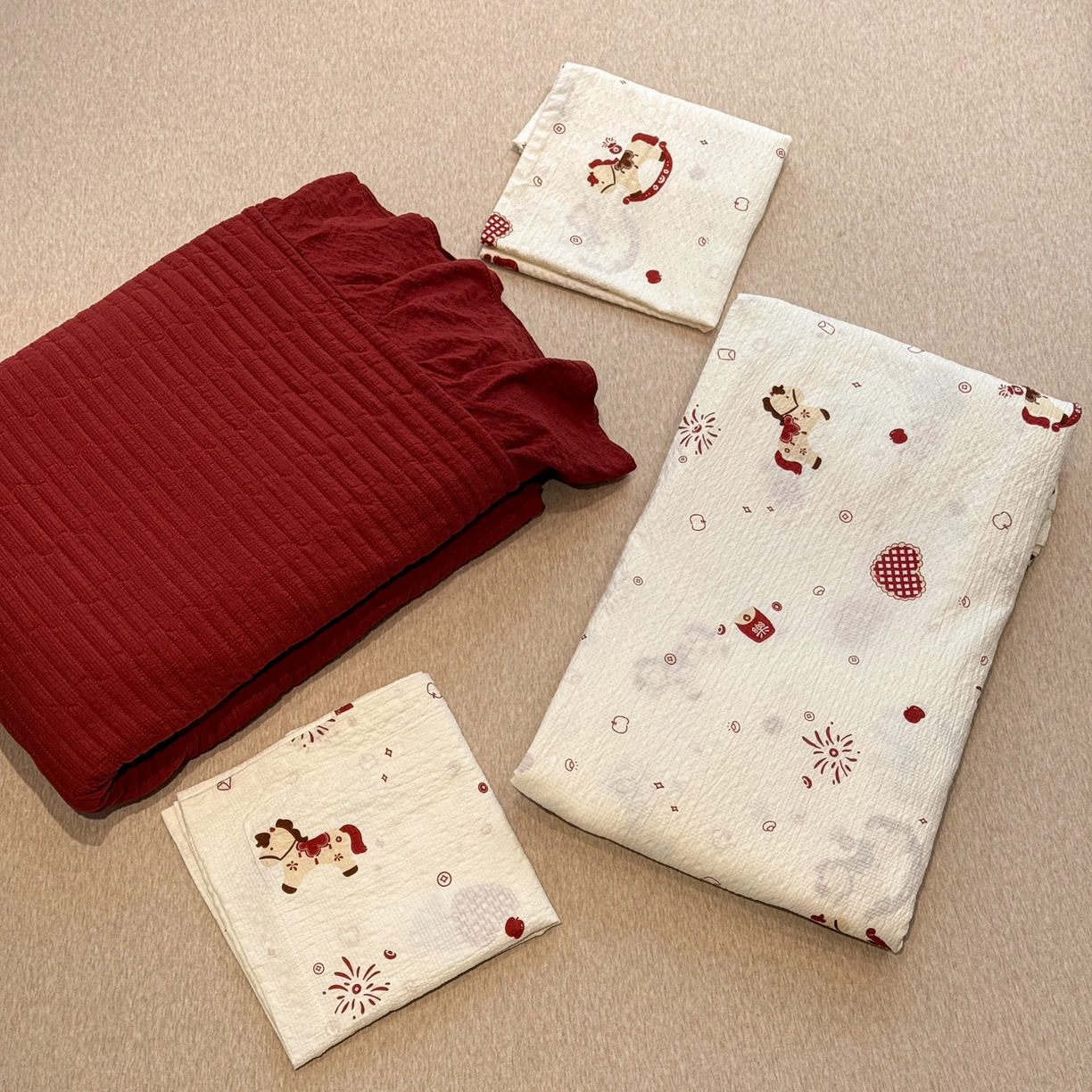 91家纺网 家纺一手货源 找家纺 富米莱（原臻工厂） 2026新款云感泡芙棉小清新印花简约床盖床裙四件套一小红书推荐 简约-红色小马