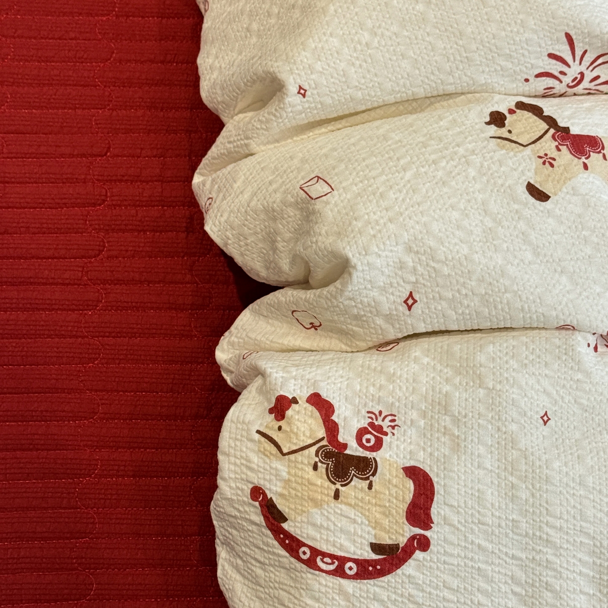 91家纺网 家纺一手货源 找家纺 富米莱（原臻工厂） 2026新款云感泡芙棉小清新印花简约床盖床裙四件套一小红书推荐 简约-红色小马