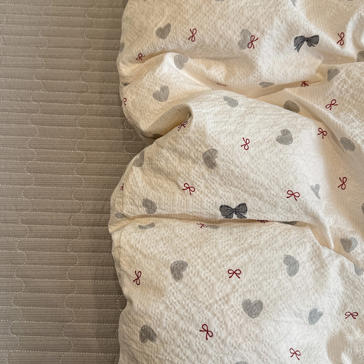 91家纺网 家纺一手货源 找家纺 富米莱（原臻工厂） 2026新款云感泡芙棉小清新印花简约床盖床裙四件套一小红书推荐 简约-灰蝴蝶结