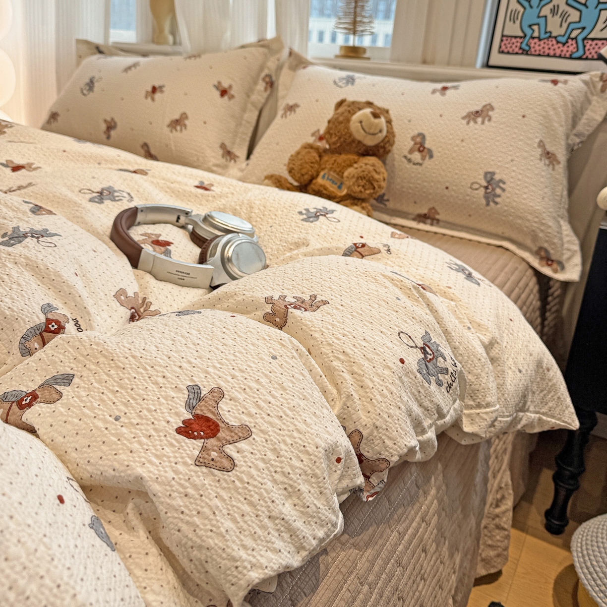 91家纺网 家纺一手货源 找家纺 富米莱（原臻工厂） 2026新款云感泡芙棉小清新印花简约床盖床裙四件套一小红书推荐 简约-童趣木马