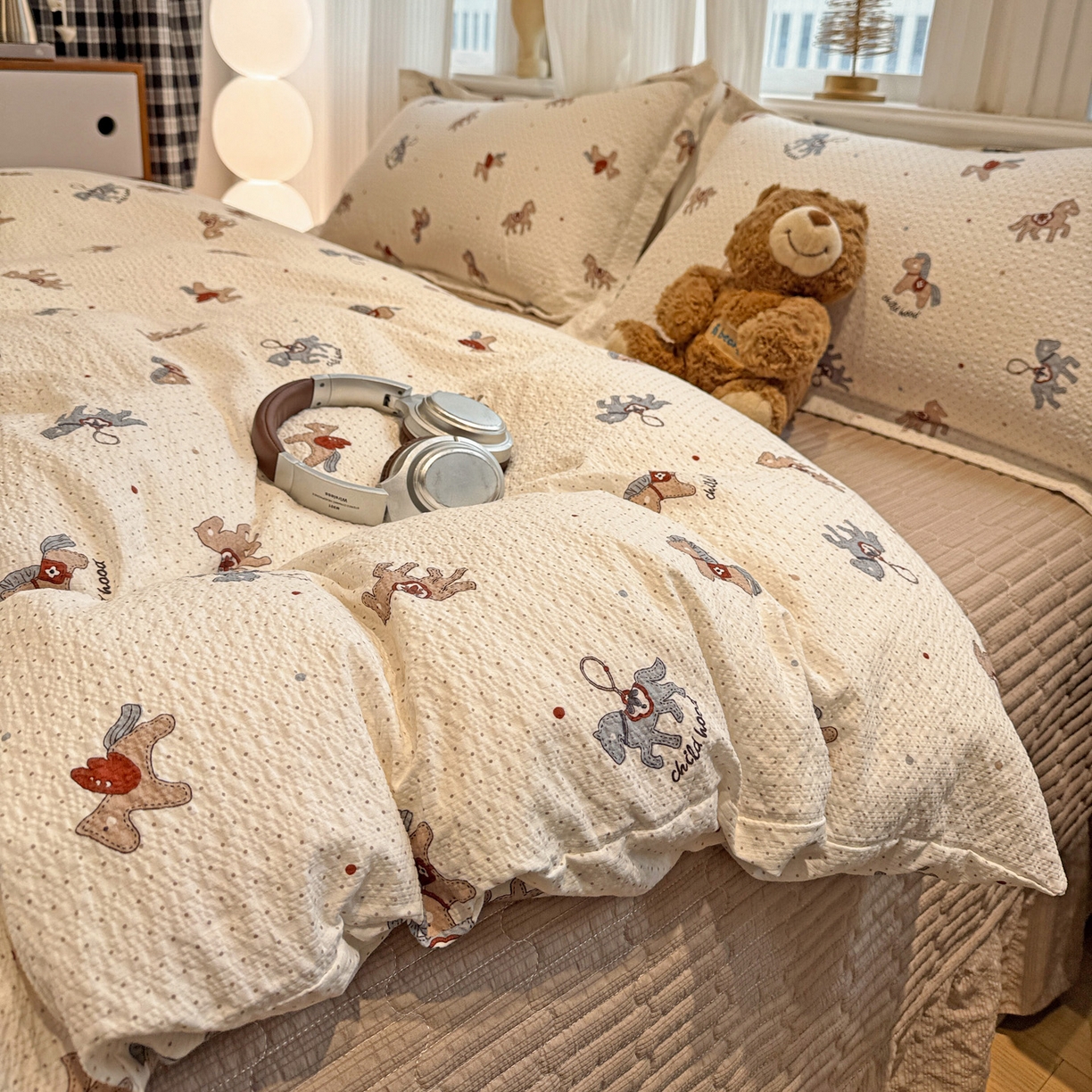 91家纺网 家纺一手货源 找家纺 富米莱（原臻工厂） 2026新款云感泡芙棉小清新印花简约床盖床裙四件套一小红书推荐 简约-童趣木马