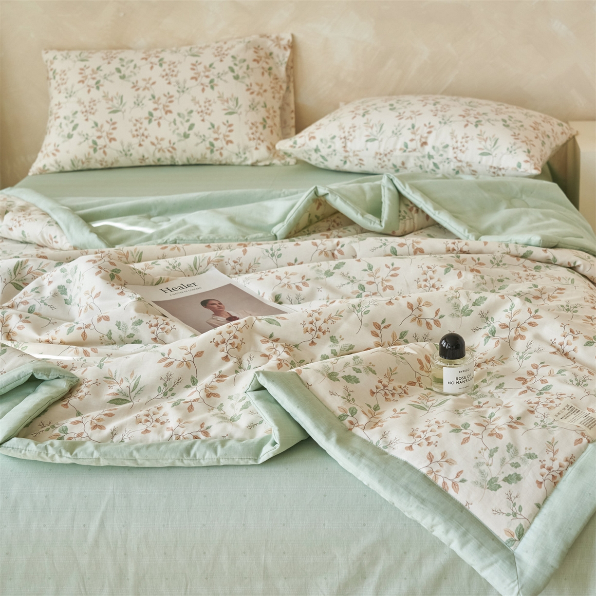 91家纺网 家纺一手货源 找家纺 恬思语家纺 2026春夏新款里外全棉印花棉花夏被空调被夏凉被夏被四件套 倾城之恋