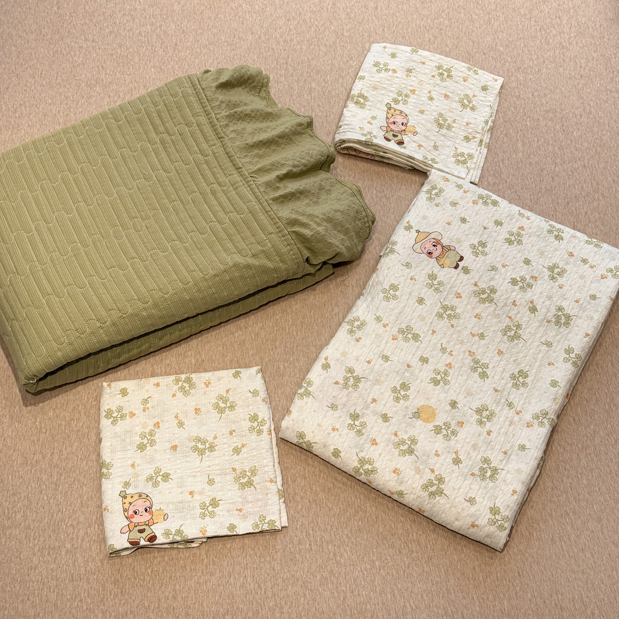 91家纺网 家纺一手货源 找家纺 富米莱（原臻工厂） 2026新款云感泡芙棉小清新印花简约床盖床裙四件套一小红书推荐 简约-幸运草语