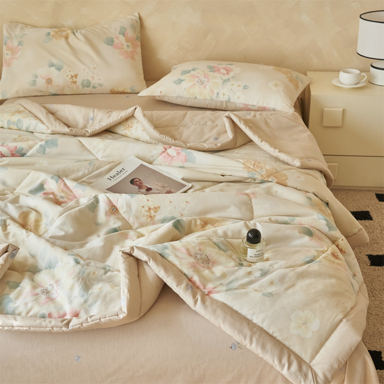 91家纺网 家纺一手货源 找家纺 恬思语家纺 2026春夏新款里外全棉印花棉花夏被空调被夏凉被夏被四件套 四季花园-咖