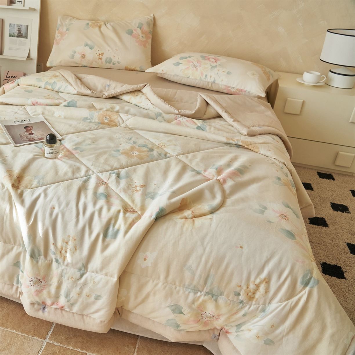 91家纺网 家纺一手货源 找家纺 恬思语家纺 2026春夏新款里外全棉印花棉花夏被空调被夏凉被夏被四件套 四季花园-咖