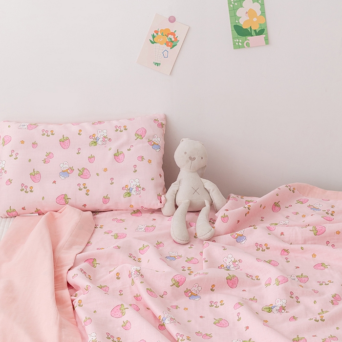 91家纺网 家纺一手货源 找家纺 嗨生活 2026新款7A抗菌全棉纱布夏被儿童夏被幼儿园夏被夏被毯 草莓兔兔