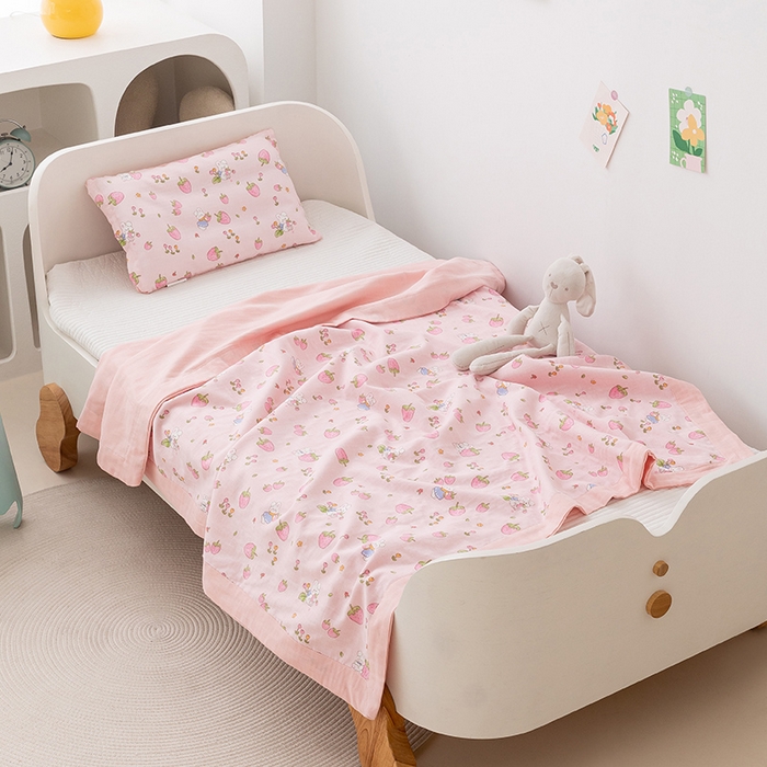 91家纺网 家纺一手货源 找家纺 嗨生活 2026新款7A抗菌全棉纱布夏被儿童夏被幼儿园夏被夏被毯 草莓兔兔