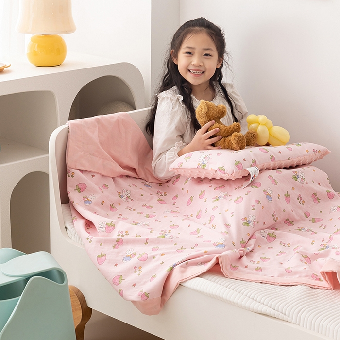 91家纺网 家纺一手货源 找家纺 嗨生活 2026新款7A抗菌全棉纱布夏被儿童夏被幼儿园夏被夏被毯 草莓兔兔