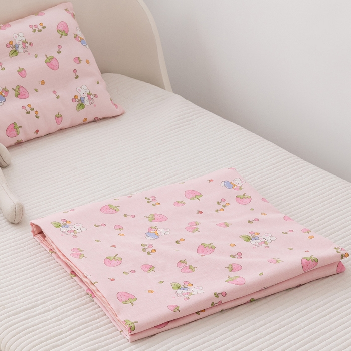 91家纺网 家纺一手货源 找家纺 嗨生活 2026新款7A抗菌全棉纱布夏被儿童夏被幼儿园夏被夏被毯 草莓兔兔