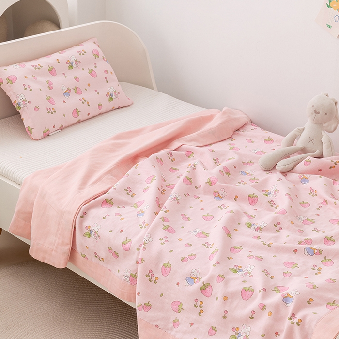 91家纺网 家纺一手货源 找家纺 嗨生活 2026新款7A抗菌全棉纱布夏被儿童夏被幼儿园夏被夏被毯 草莓兔兔