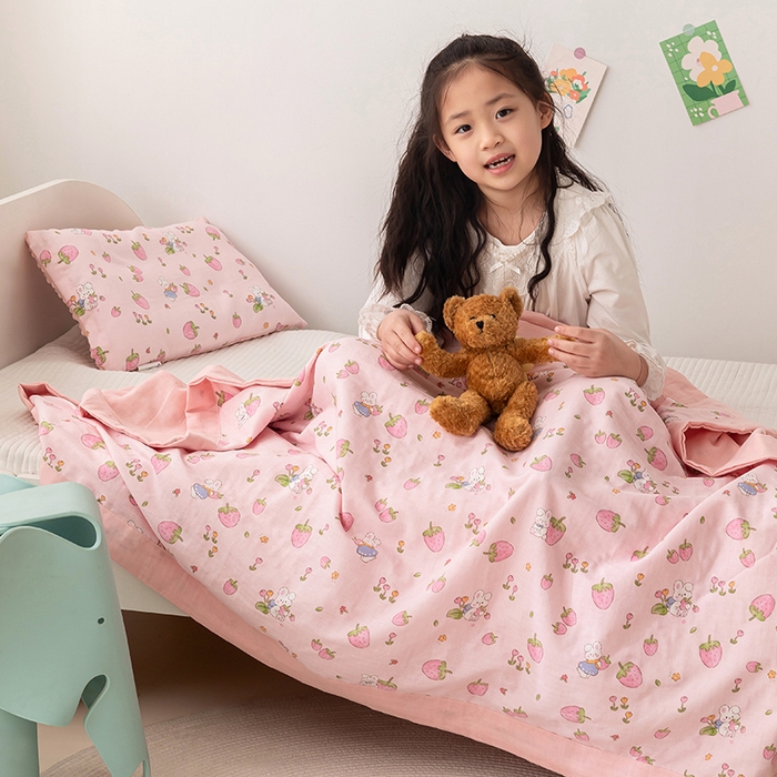 91家纺网 家纺一手货源 找家纺 嗨生活 2026新款7A抗菌全棉纱布夏被儿童夏被幼儿园夏被夏被毯 草莓兔兔