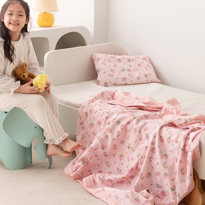 91家纺网 家纺一手货源 找家纺 嗨生活 2026新款7A抗菌全棉纱布夏被儿童夏被幼儿园夏被夏被毯 草莓兔兔