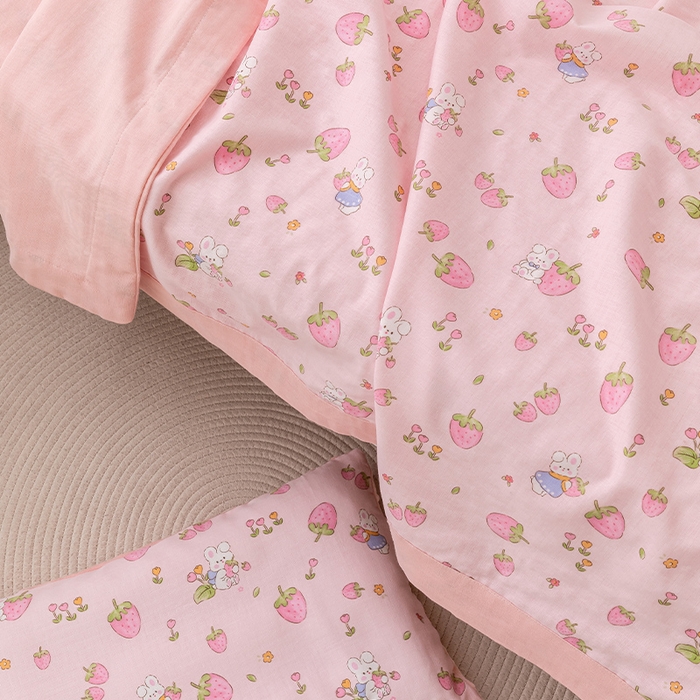 91家纺网 家纺一手货源 找家纺 嗨生活 2026新款7A抗菌全棉纱布夏被儿童夏被幼儿园夏被夏被毯 草莓兔兔